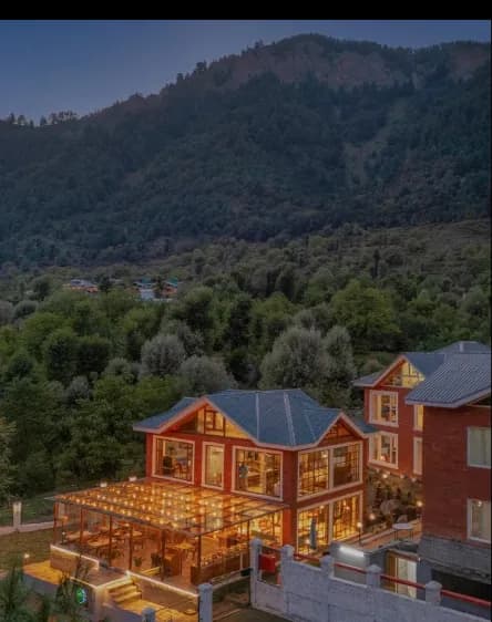 Guests enjoying sunset together at Verdant Valleys Stay